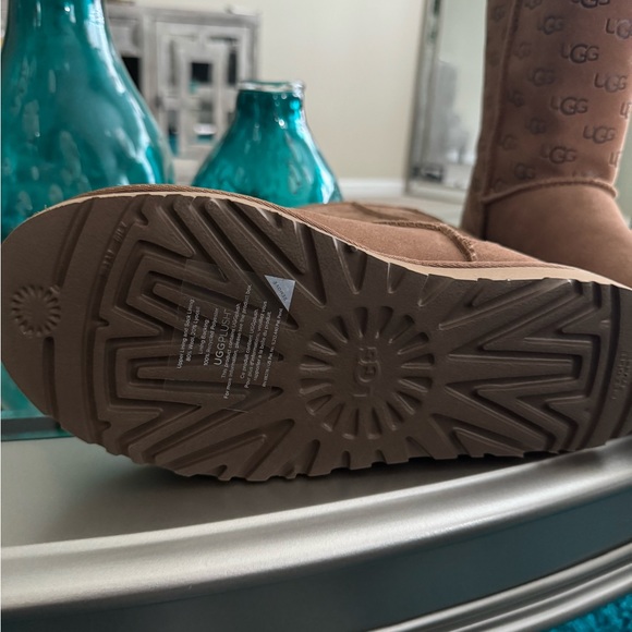 SOLD ⭐️Size 8 Embossed Uggs Brand New - Picture 3 of 5